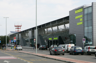 Parcheggi d’oro nell’aeroporto del Salento: più cari solo a Londra e Hong Kong