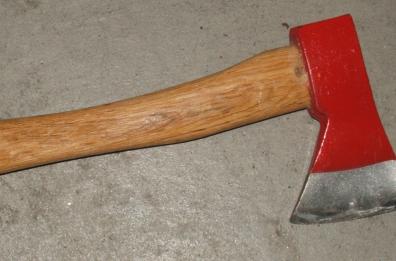 Paura a Giovinazzo, rincorre il vicino con un'accetta: «Sei il demonio». Fermato 52enne