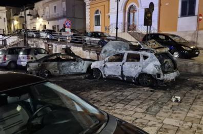 Notte di fuoco a Castellaneta: in fiamme sei automobili, indagini in corso