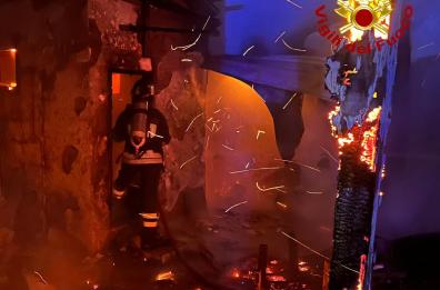 Brucia esterno di un bar a Torre Chianca, intervengono i vigili del fuoco: si indaga