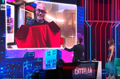 Sanremo 2024, Angelina Mango ritrova la custodia rossa del premio: il video