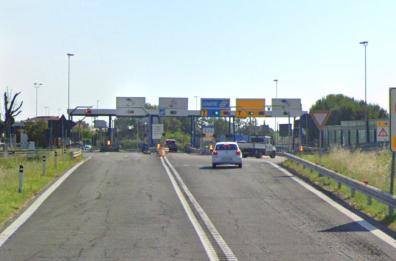 Fugge in autostrada all'alt della polizia e viene bloccato al casello di Porto San Giorgio: pugliese arrestato