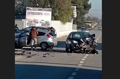 Due auto si scontrano e finiscono su altre macchine parcheggiate: incidente a Lucugnano