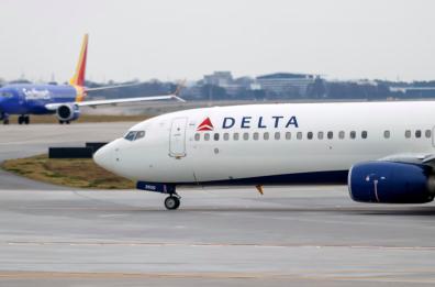 Vermi cadono da cappelliera su un volo da Amsterdam a Detroit: c'era un pesce marcio in un bagaglio