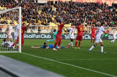 Assalto con sassi e bastoni contro bus pieno di tifosi del Bologna: daspo e denunce per 5 ultras Lecce