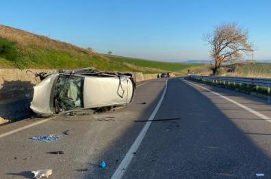 Auto si ribalta dopo impatto con barriere laterali sulla Potenza-Melfi: un uomo morto