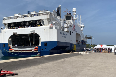 Migranti, a Bari arriva la nave Geo Barents: a bordo 121 persone, anche due donne senza vita