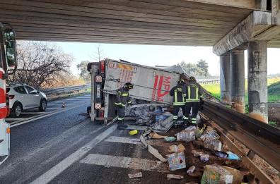 Tir si ribalta sul raccordo autostradale tra Bari e Modugno: riaperto il tratto stradale