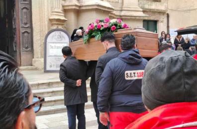 Lecce, commozione e lacrime al funerale del dottor Francesco Abati/LE FOTO