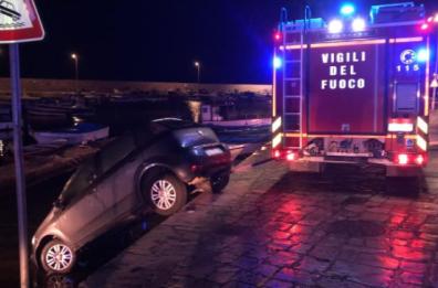 Paura a Gallipoli, manovra errata e l'auto rimane sospesa quasi in mare