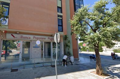 Rapina in banca a Brindisi, cassiera minacciata con un coltello: ladro via con 50 euro