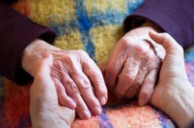 Colf e badanti costose e introvabili, le famiglie pugliesi e lucane sempre più indebitate