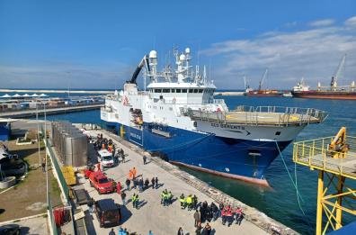 Migranti, arrivata a Bari la Geo Barents: a bordo 121 persone soccorse, anche due donne senza vita