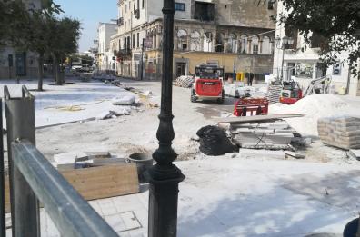 Adelfia, giallo dei lavori infiniti in piazza. L'ira dei commercianti: «Tra un po’ chiudiamo»