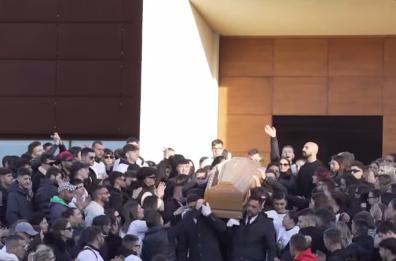 A Molfetta l'ultimo saluto a Dario, il parroco: «Non siamo noi giudici del male»