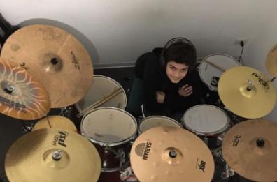 Lecce, a 12 anni Giulio Manico è un talento della batteria: il video metal di «The Cornerstone» fa impazzire il web