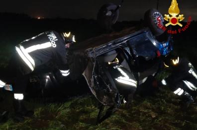 Cellino, auto si ribalta nelle campagne: morto 20enne, ferita una giovane 