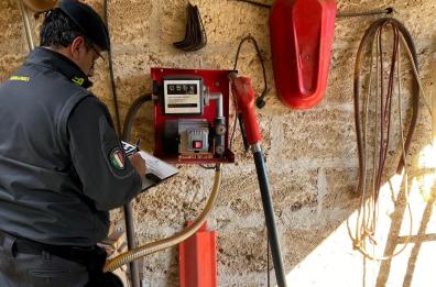 Distributore abusivo di carburante scoperto a Gallipoli: sequestrati 2mila litri gasolio, una denuncia