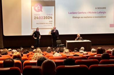 Bari, Laforgia parla di antifascismo con Canfora: Emiliano sale sul palco
