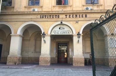 Lecce,  atto vandalico in un istituto scolastico del centro 