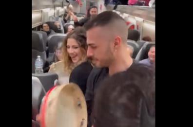 In treno a ritmo di pizzica: sul Roma-Lecce musicisti e passeggeri scatenati