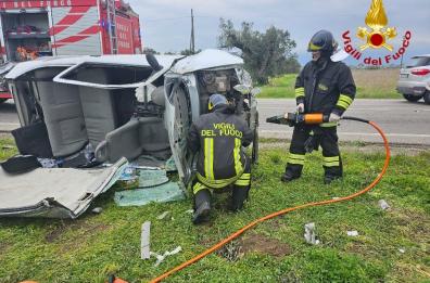 San Pietro Vernotico, auto esce fuori strada e si ribalta: feriti 2 ragazzi