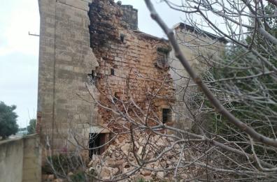 Pioggia forte a Fasano, crolla la facciata di una casa disabitata