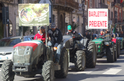 Barletta, agricoltori ancora in piazza: i trattori in centro