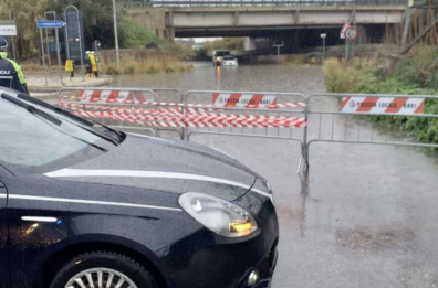 Puglia sott'acqua: chiuso sottopasso nella zona industriale di Bari