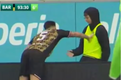 Tensione sul finale tra Bari e Sudtirol, il pugliese Matino spintona il raccattapalle: il web insorge. Le scuse del calciatore