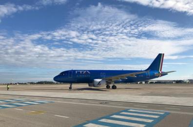 Aerei, Ita ripristina il terzo volo Brindisi-Milano con partenza alle 6.25