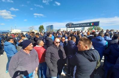 Bari, sit-in di oltre 500 agricoltori davanti al Consiglio regionale di Puglia 