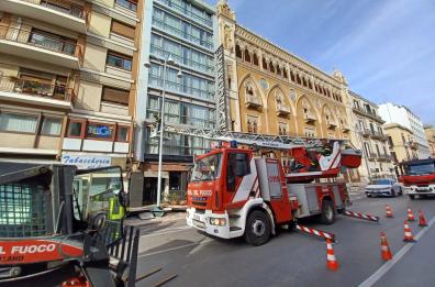 Bari, crolla pensilina in corso Vittorio Emanuele: tragedia sfiorata VIDEO