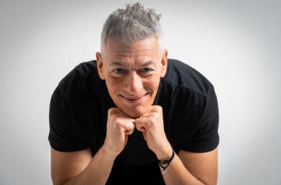 «La mia comicità? Dico grazie alle radici pugliesi»: Giovanni Vernia porta in Puglia «Capa Fresca»
