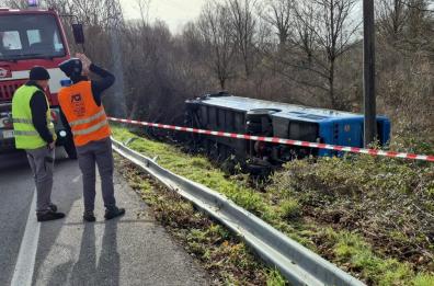 Bus di linea carico di studenti si ribalta nel Potentino per evitare un frontale: 36 in ospedale, grave il conducente dell'auto