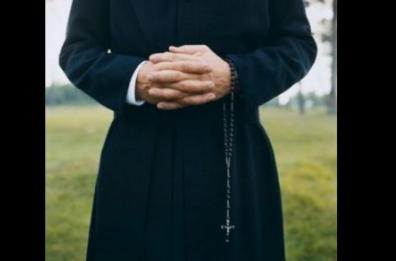 Si finge sacerdote per farsi consegnare soldi per i bisognosi: arrestato 23enne, truffe anche a Bari e nella Bat
