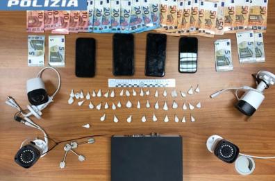 Taranto, una casa occupata trasformata in centrale di spaccio: due arresti e un sequestro