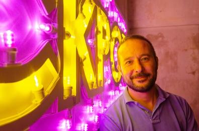 «Borderlight», le luminarie «pop» di David Cesaria in mostra a Bitonto