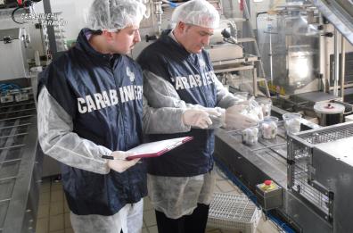 Formaggi conservati in acqua senza garanzie igieniche: chiuso caseificio nel Tarantino