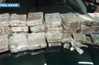 Bari, 26kg di hashish nascosti nel doppiofondo del furgone: arrestato 25enne