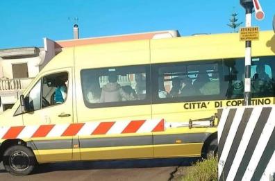 Copertino, scuolabus incastrato tra le sbarre del passaggio a livello: indagini sul conducente