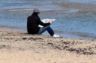 Bari, assalto primaverile a Pane e Pomodoro tra lettori seduti a riva e bagnanti temerarie