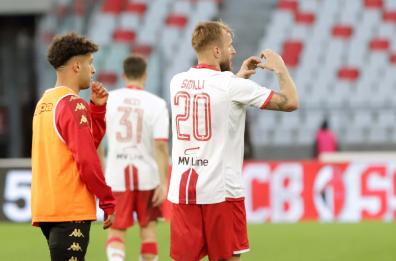 Bari-Spezia, il match finisce 1-1: sugli spalti lo striscione dei tifosi, «Meritateci»