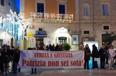 Fiaccolata a Fasano per ricordare la giornalista Patrizia Nettis: «Verità e giustizia»