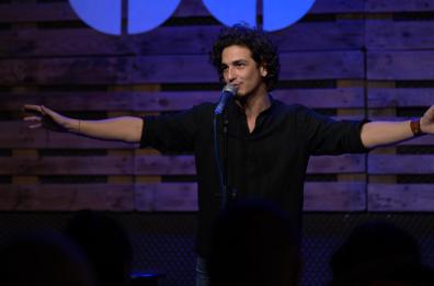 «Il Ventennio», la stand-up di Pietro Sparacino arriva in Puglia per raccontare gli ultimi due decenni