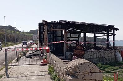 Litoranea Salento, le fiamme divorano il locale della movida tra Gallipoli e Nardò
