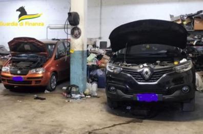 Gioia del Colle, la GdF scopre officina meccanica totalmente abusiva con auto in riparazione
