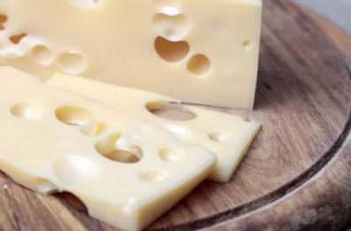 Hashish nascosto in una confezione di formaggio nel frigo: arrestata 26enne a Brindisi