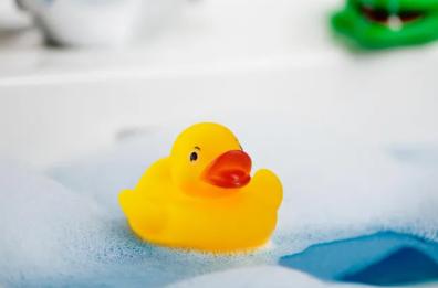 Bagnoschiuma e shampoo per bambini scaduti da anni e messi in vendita: scoperta dei Nas a Taranto