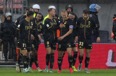 Scontri tra ultras prima del match Venezia-Bari, feriti tre agenti
